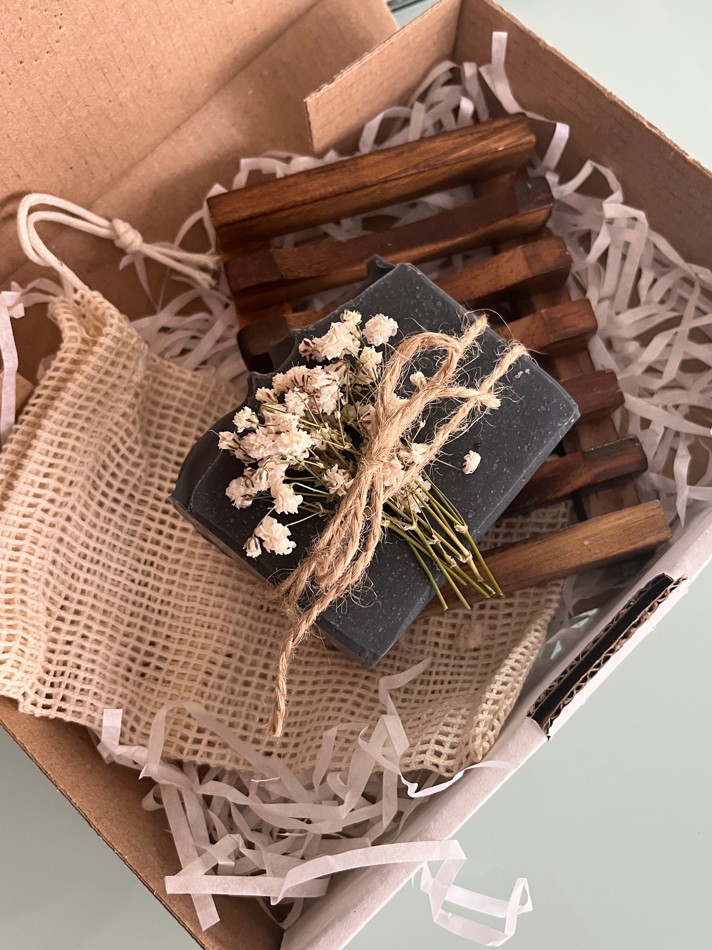 Kit Sabonete Artesanal Carvão ativado + Saboneteira em Bambu + Saco de Sisal – Pele Oleosa