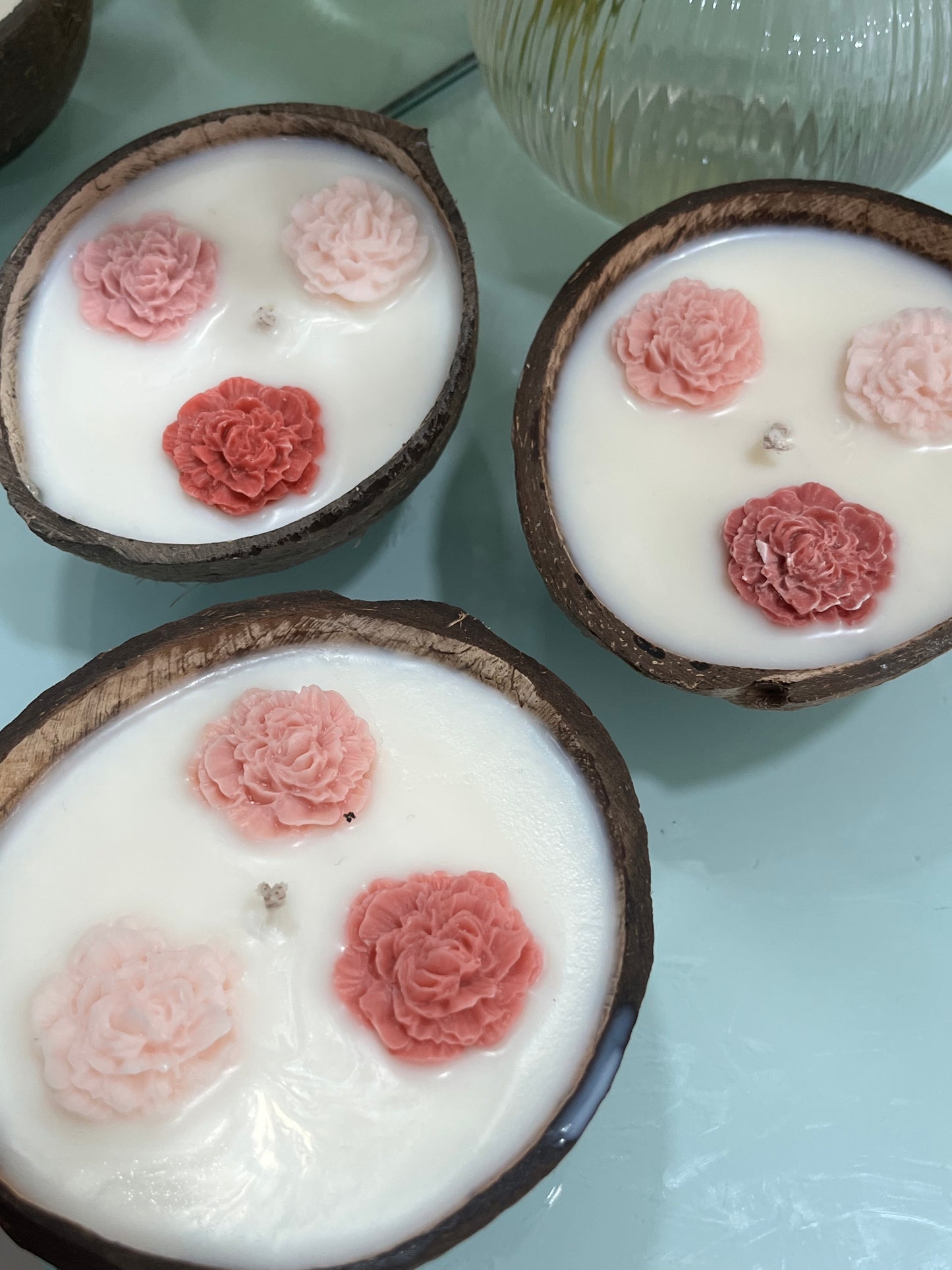 Vela Artesanal em Casca de Côco com Flores de Cera – Aroma a Côco