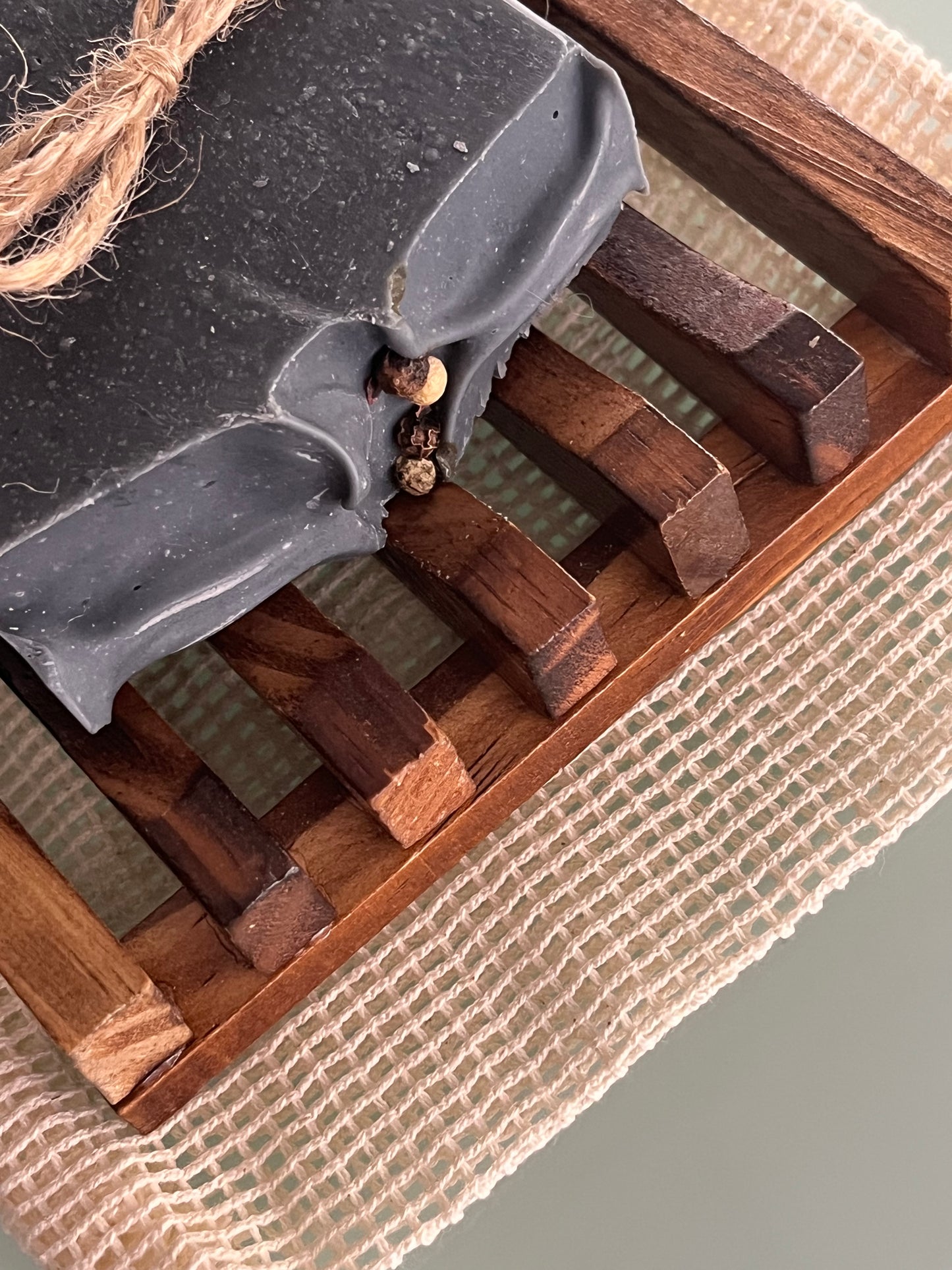 Kit Sabonete Artesanal Carvão ativado + Saboneteira em Bambu + Saco de Sisal – Pele Oleosa