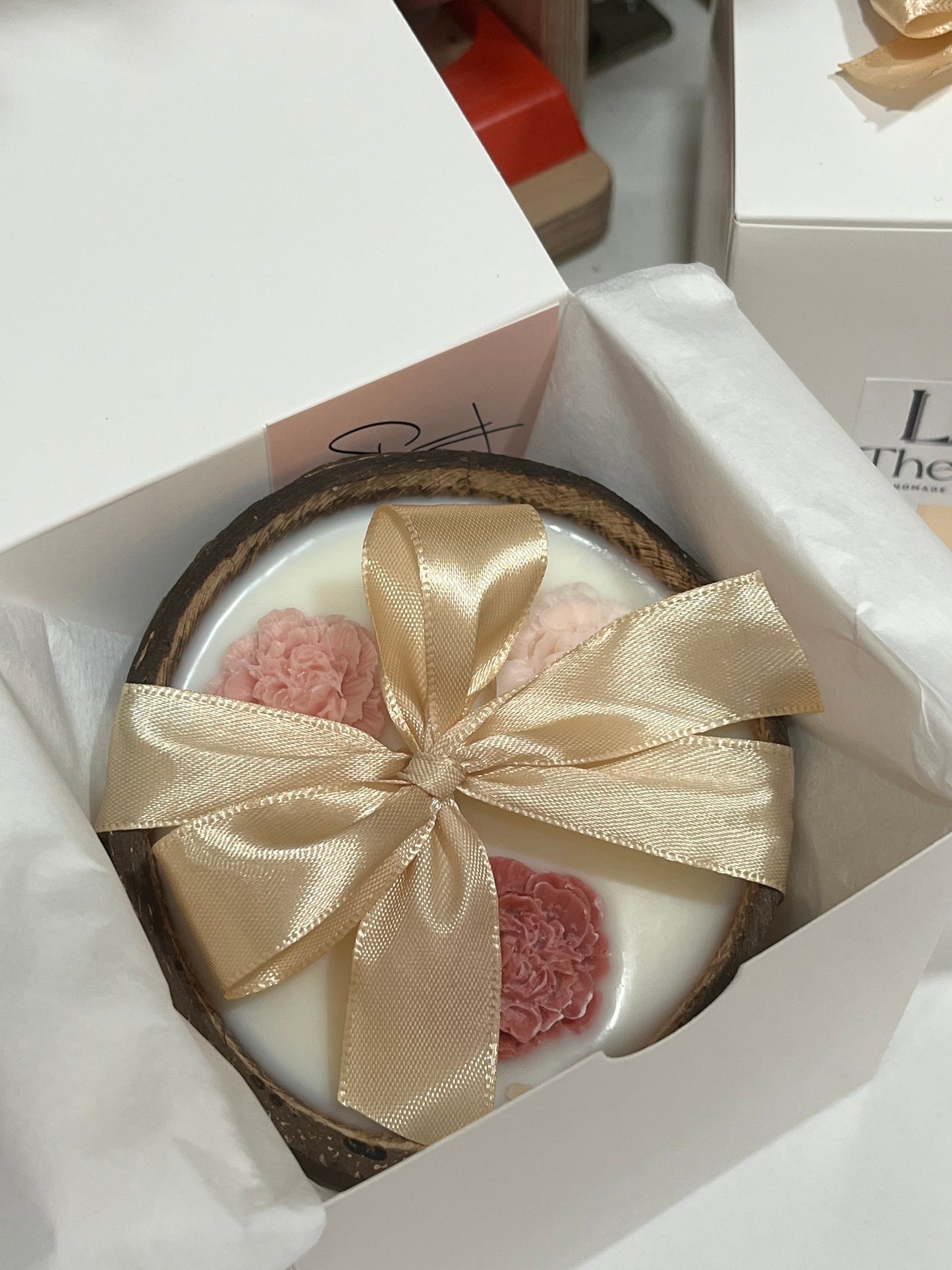 Vela Artesanal em Casca de Côco com Flores de Cera – Aroma a Côco