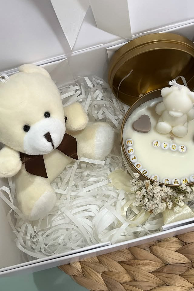 Box Peluche 2 + Vela Personalizada (lata grande - 240ml)