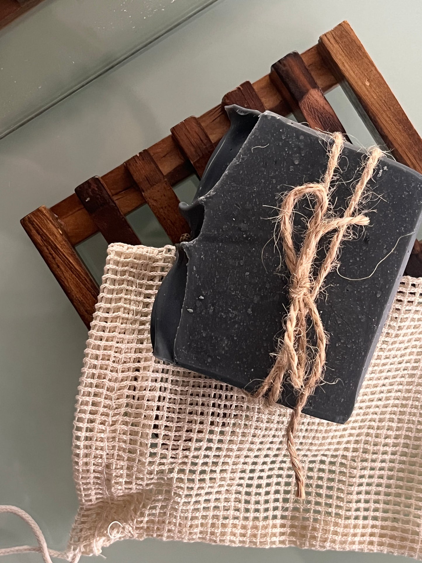 Kit Sabonete Artesanal Carvão ativado + Saboneteira em Bambu + Saco de Sisal – Pele Oleosa