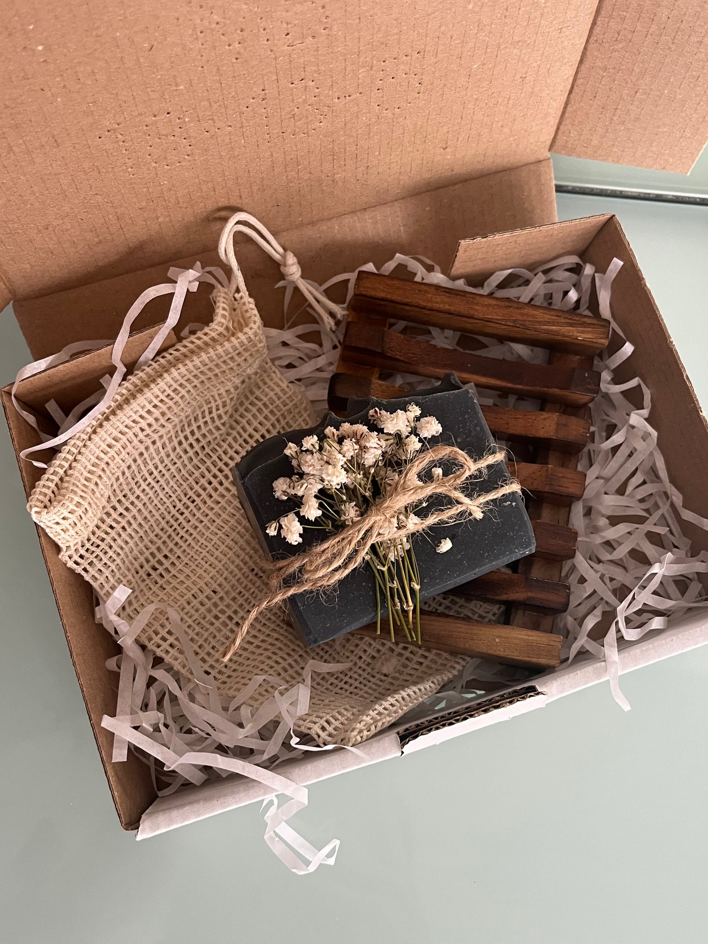 Kit Sabonete Artesanal Carvão ativado + Saboneteira em Bambu + Saco de Sisal – Pele Oleosa