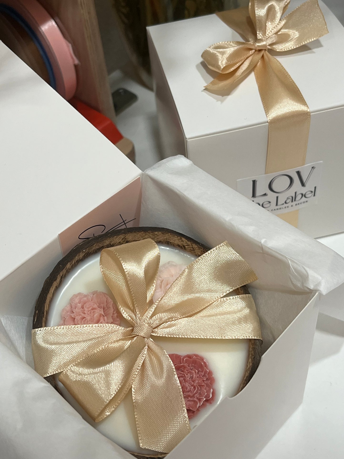 Vela Artesanal em Casca de Côco com Flores de Cera – Aroma a Côco