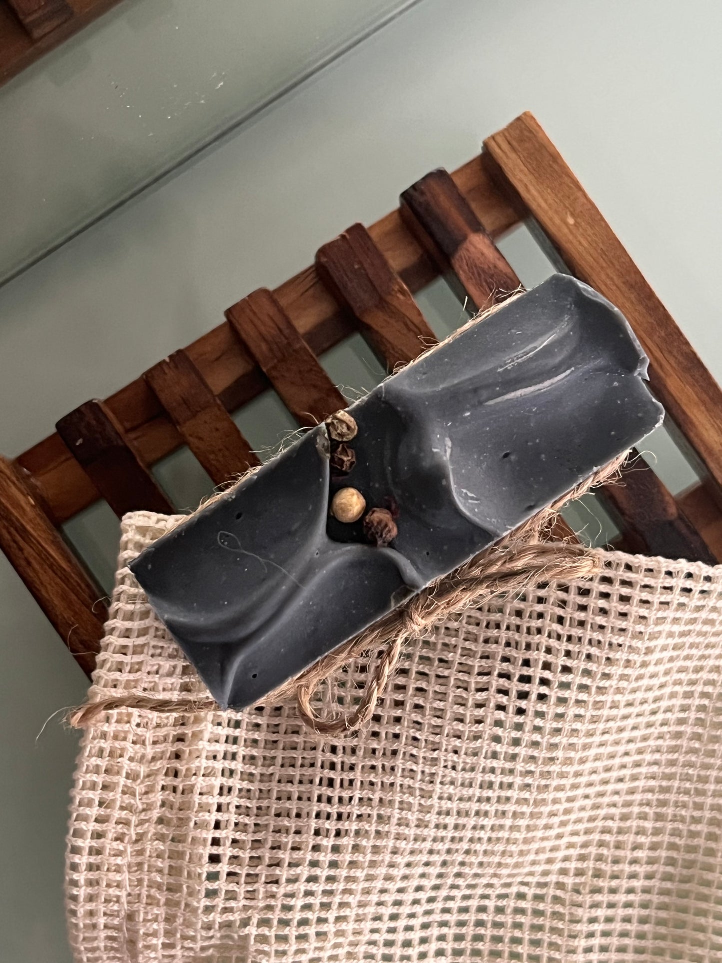 Kit Sabonete Artesanal Carvão ativado + Saboneteira em Bambu + Saco de Sisal – Pele Oleosa