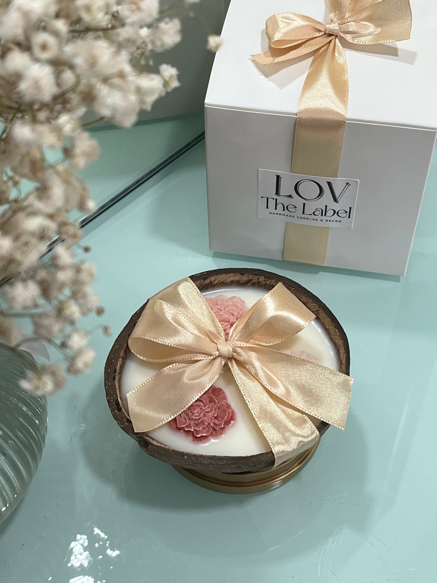 Vela Artesanal em Casca de Côco com Flores de Cera – Aroma a Côco