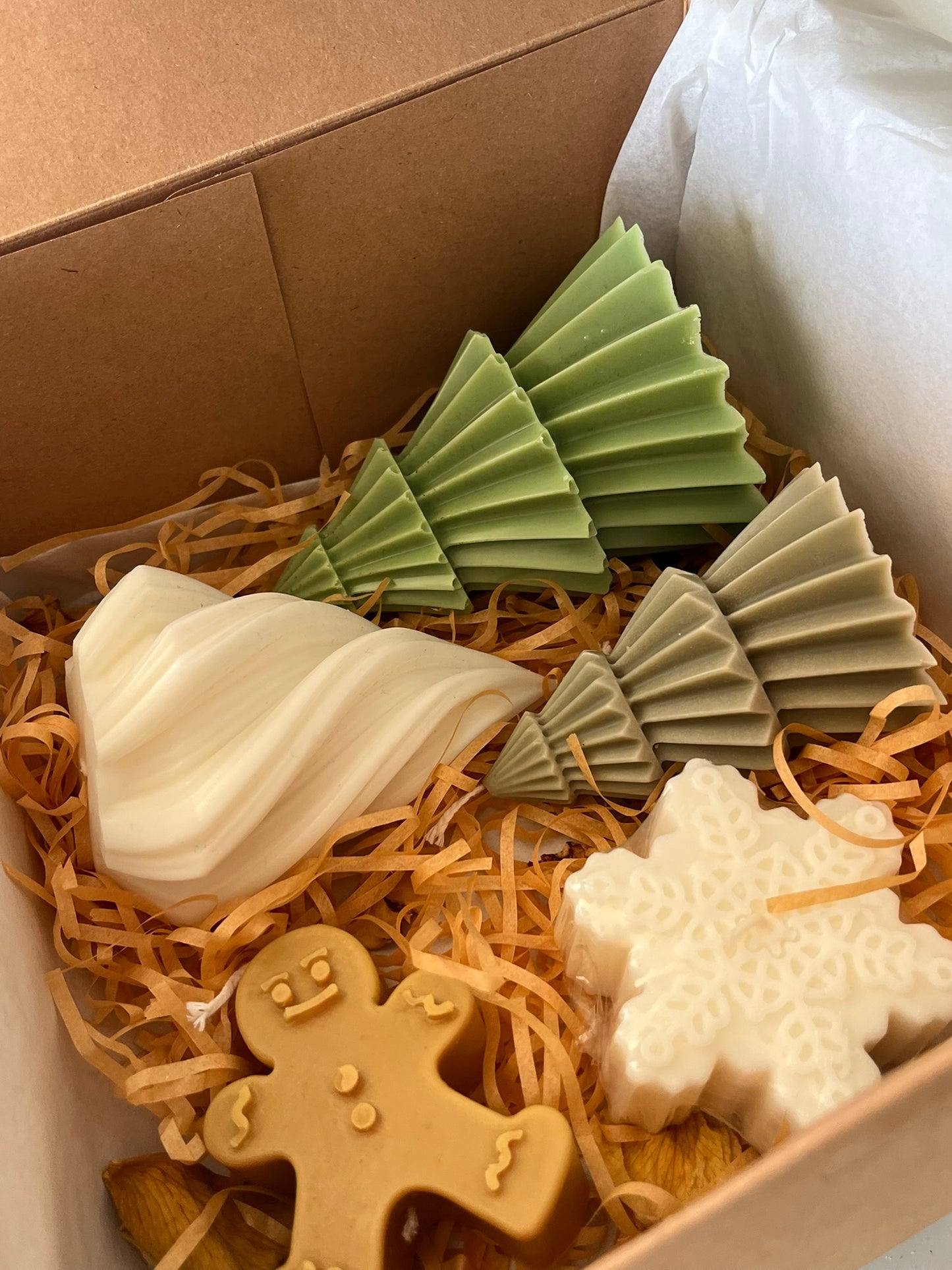 Box Grande de Natal | Trio de Pinheiros + Vela Biscoito de Natal + Vela Floco de Neve | Coleção de Natal