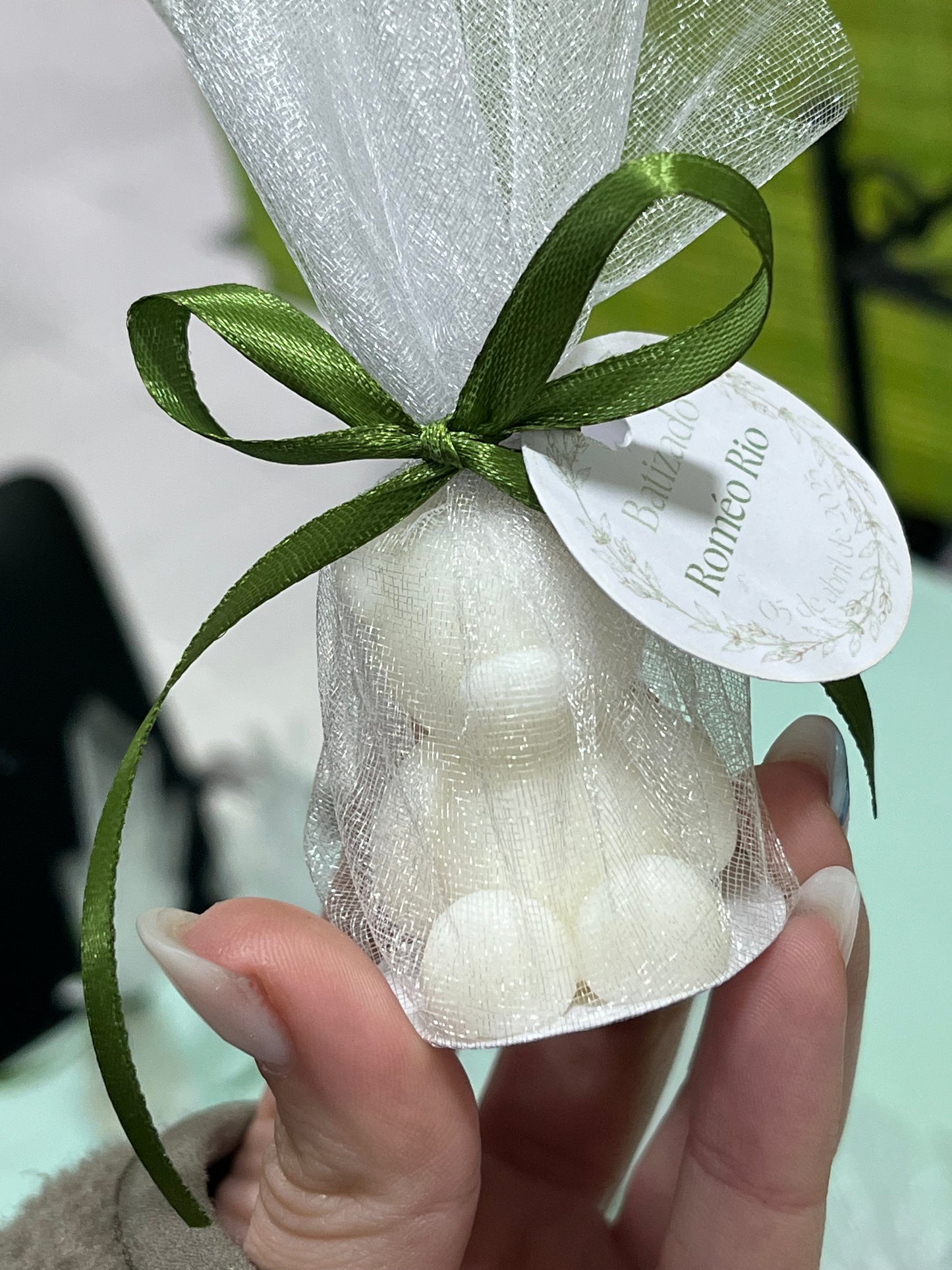 Ursinho com embrulho de organza