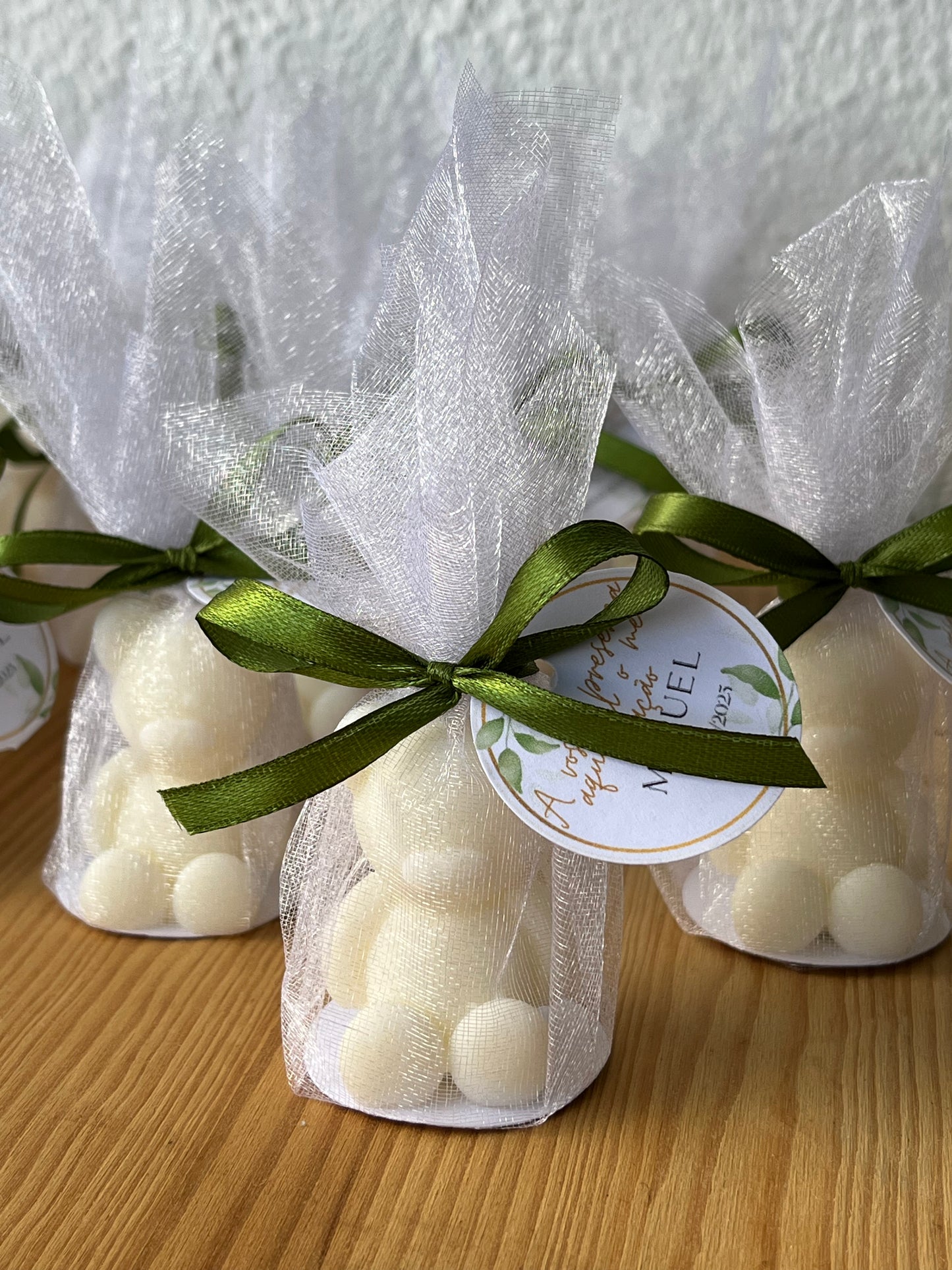 Ursinho com embrulho de organza