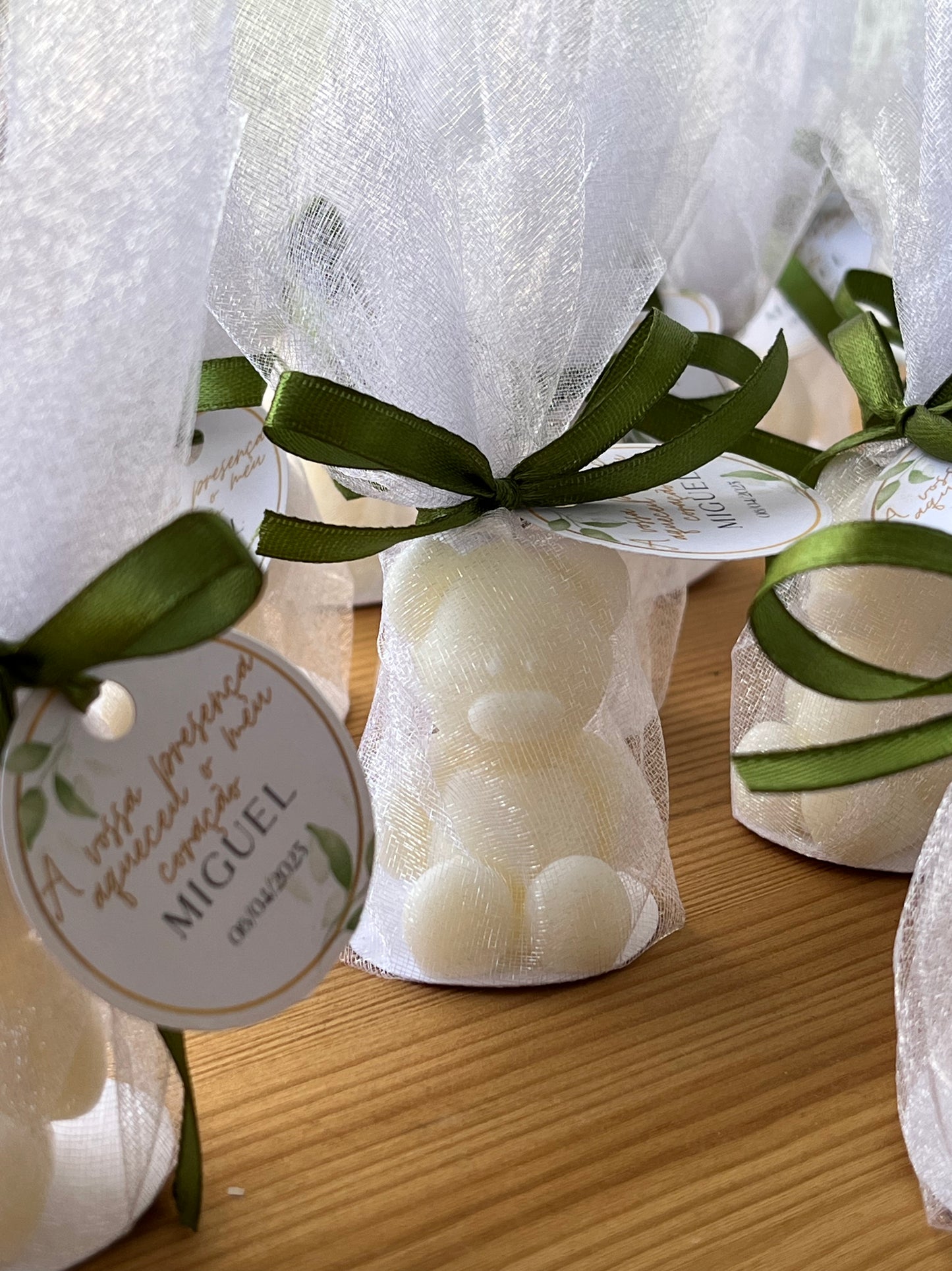 Ursinho com embrulho de organza