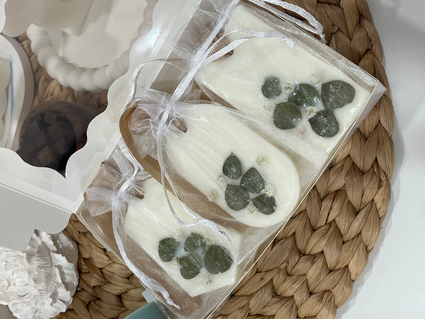 Tarte aromática com folhas secas