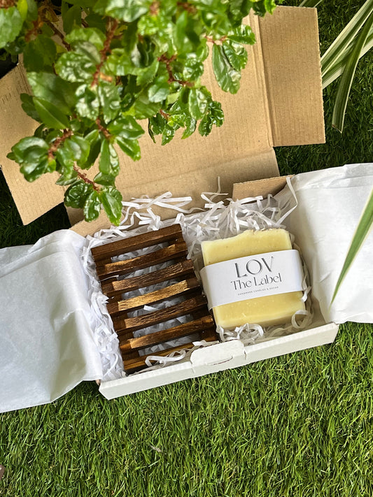 Kit Sabonete Artesanal Aveia & Lavanda + Saboneteira em Bambu – Pele Atópica e Sensível
