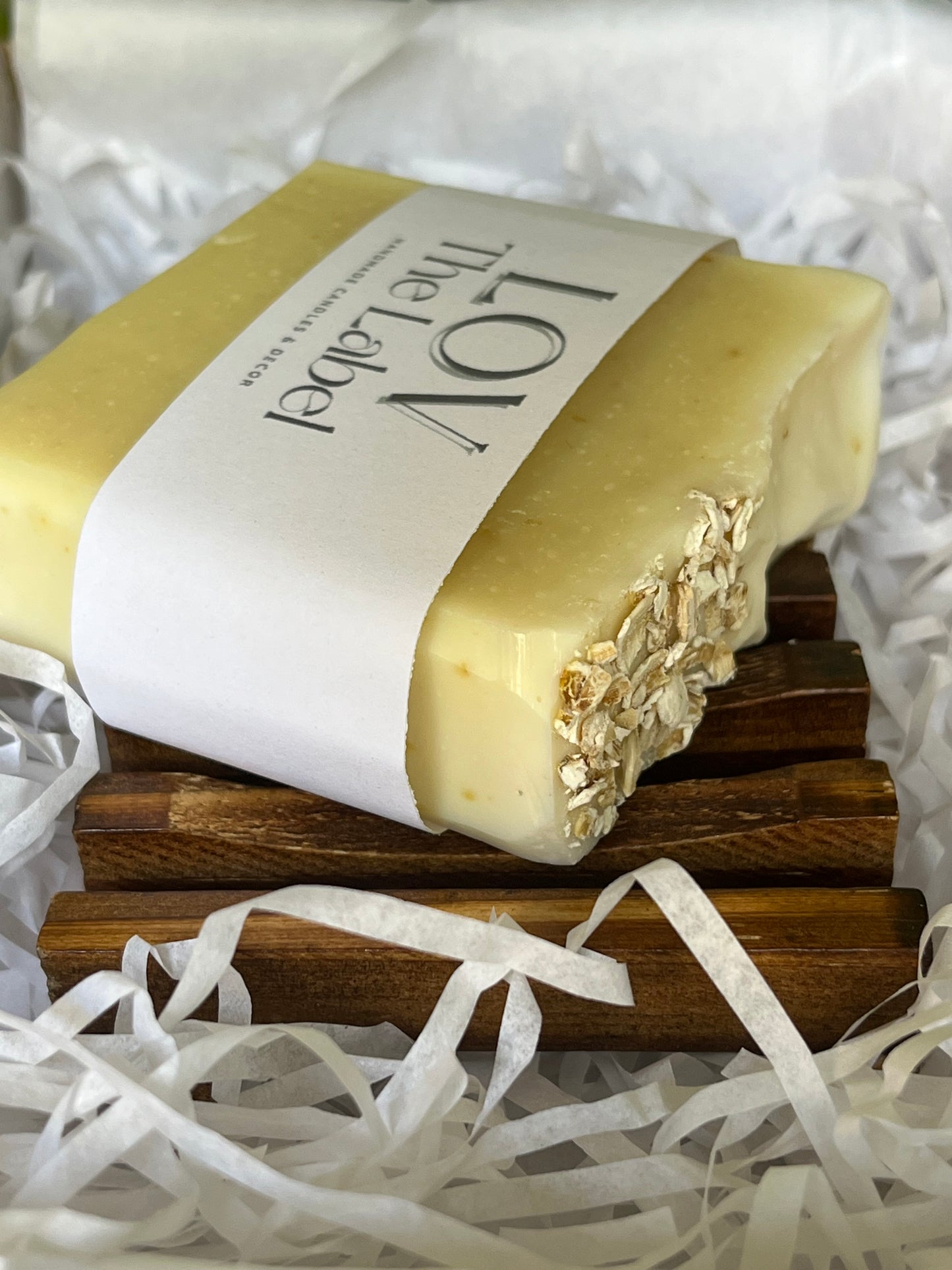 Kit Sabonete Artesanal Aveia & Lavanda + Saboneteira em Bambu – Pele Atópica e Sensível