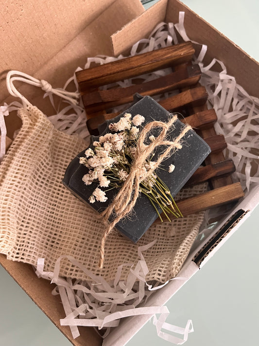 Kit Sabonete Artesanal Carvão ativado + Saboneteira em Bambu + Saco de Sisal – Pele Oleosa