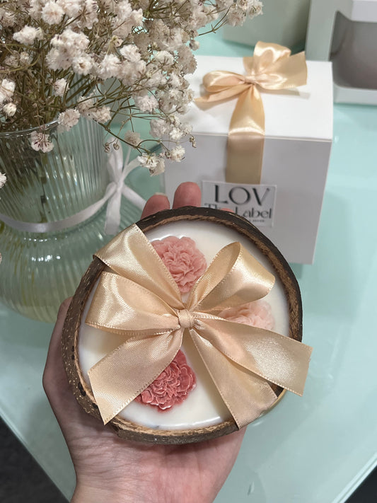Vela Artesanal em Casca de Côco com Flores de Cera – Aroma a Côco