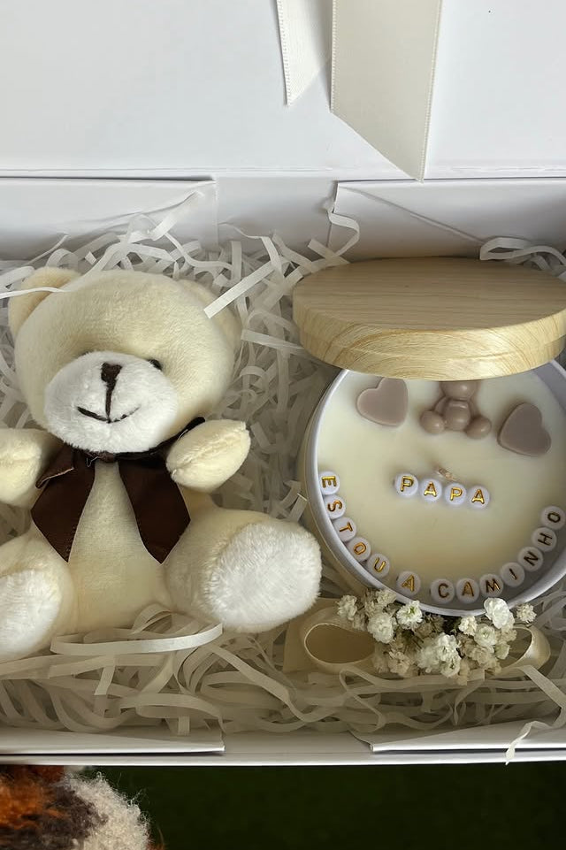 Box Peluche 2 + Vela Personalizada (lata grande - 240ml)