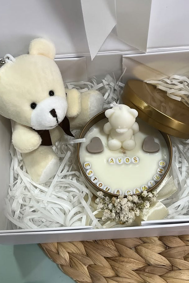 Box Peluche 2 + Vela Personalizada (lata grande - 240ml)