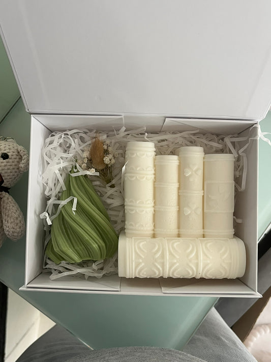 Box Presente de Natal | Vela Pinheiro Twist + Vela Decorativa Livros | Coleção de Natal | Loja Lov The Label