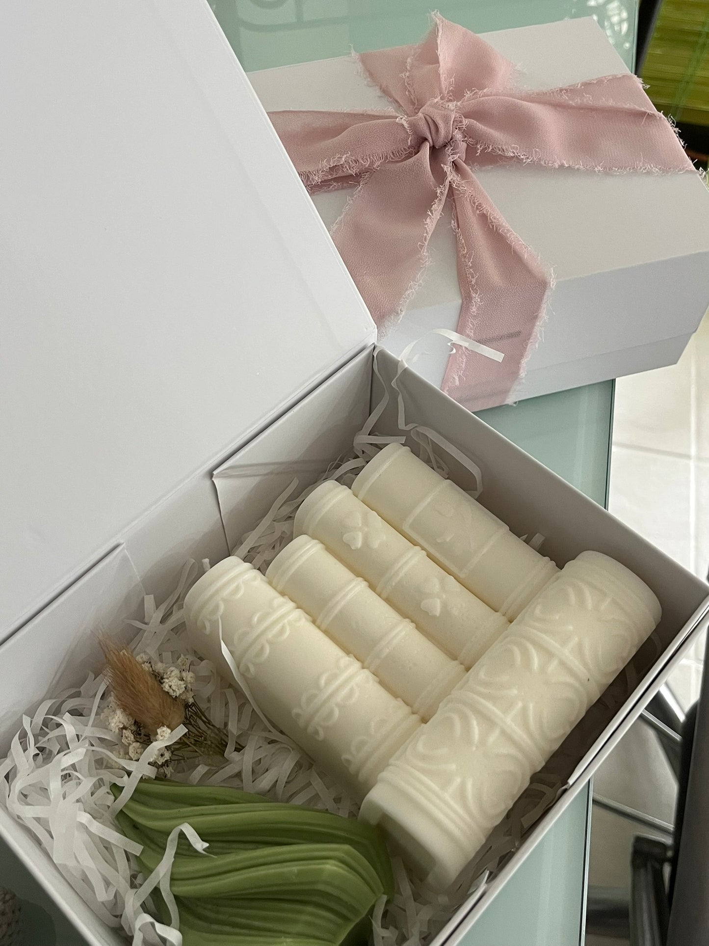 Box Presente de Natal | Vela Pinheiro Twist + Vela Decorativa Livros | Coleção de Natal | Loja Lov The Label