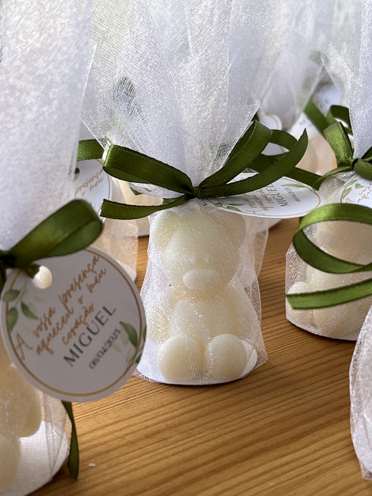 Ursinho com embrulho de organza
